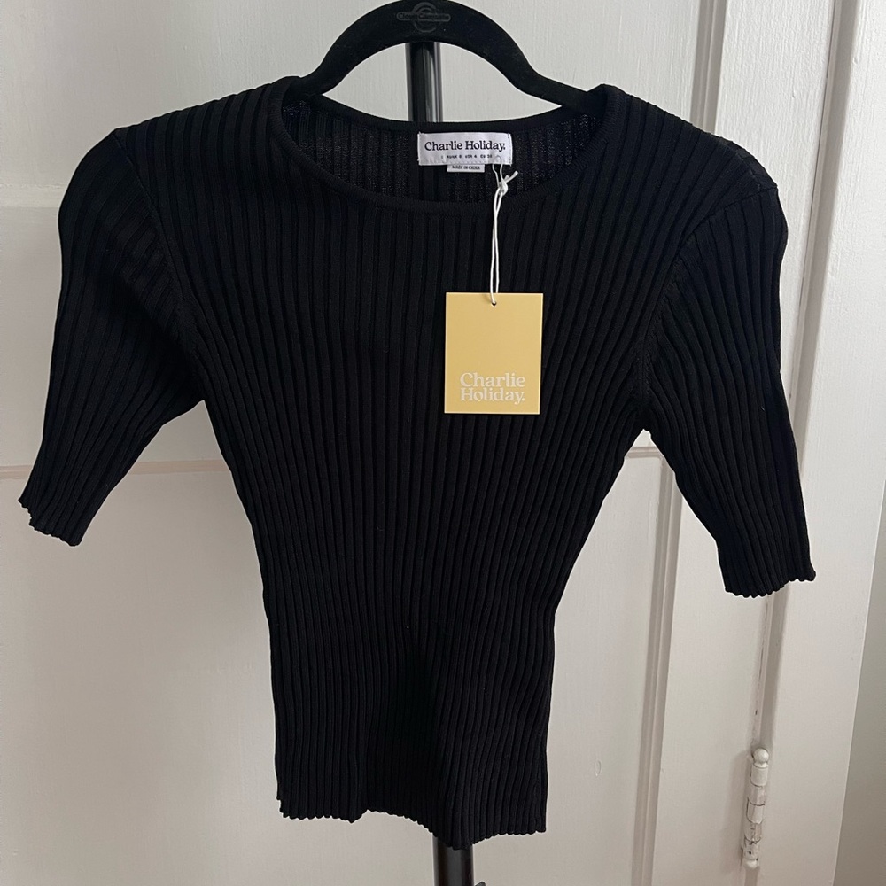 Ribbed black top